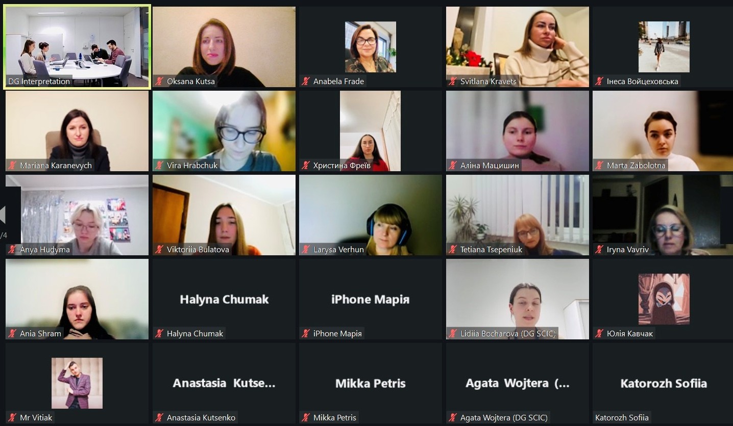 Лідія Бочарова виголошує промову, а магістрантки нотують почуте, щоб потім відтворити послідовно 